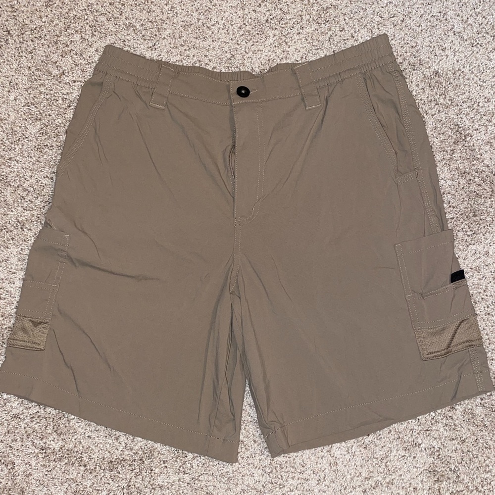 Men’s Magellan khaki fishing shorts